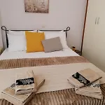 Robert's Flat In The Centre Town